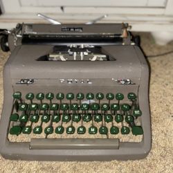 Vintage ROYAL Typewriter 