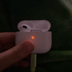 AirPods gen 3 case with left airpod