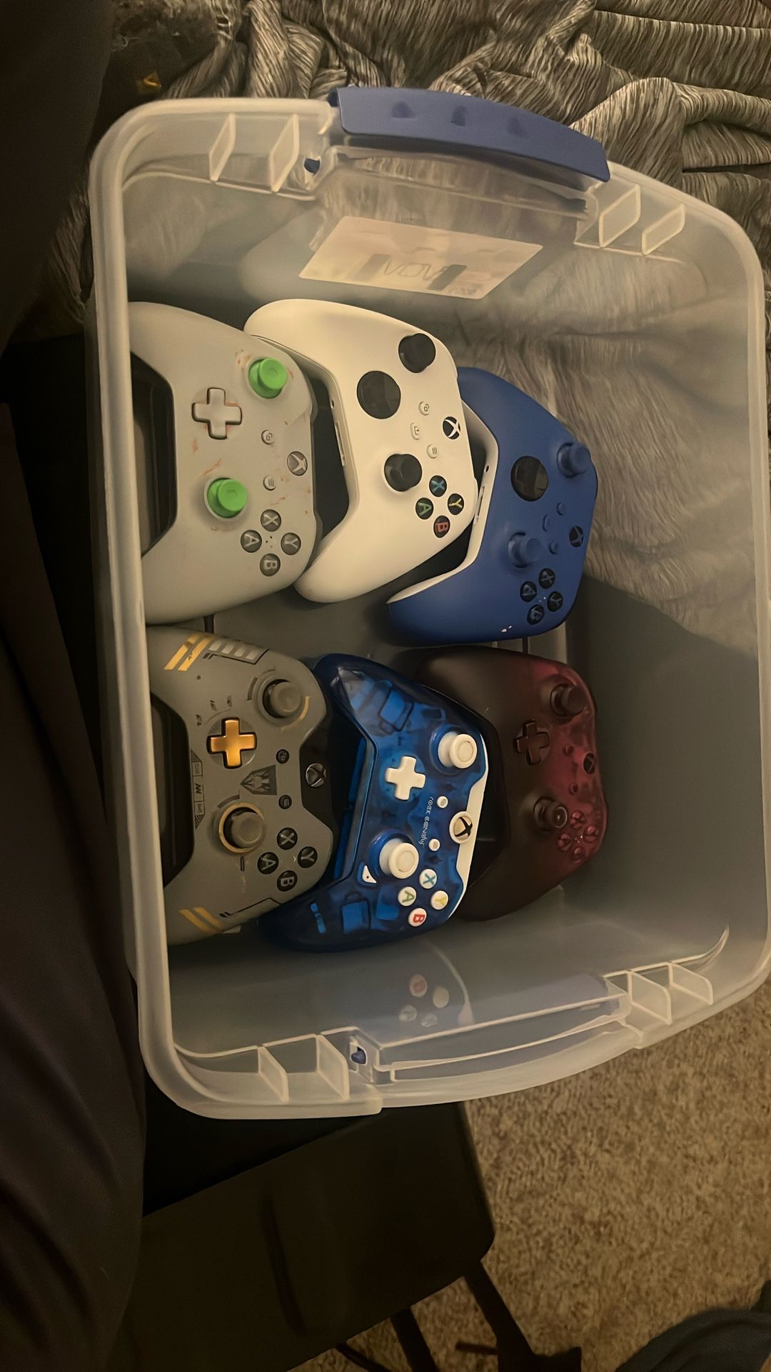 6 Xbox One Controllers