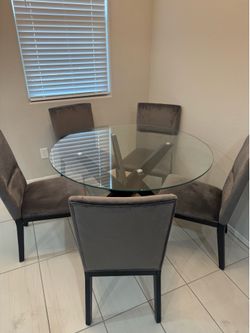 BRAND NEW DINING TABLE WITH CHAIRS GLASS TOP GREY BLACK ACCENTS