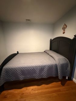 Queen size wood bed