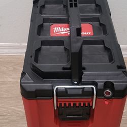 MILWAUKE PACKOUT 10" COMPACT PORTABLE TOOL BOX WITH ADJUSTABLE DIVIDERS AND INTERIOR STORAGE TRAY
