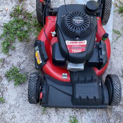 Troy Bilt lawnmower with the big Honda motor that everybody’s looking for big wheel pull the cord one time cut your grass all the time just ust saying