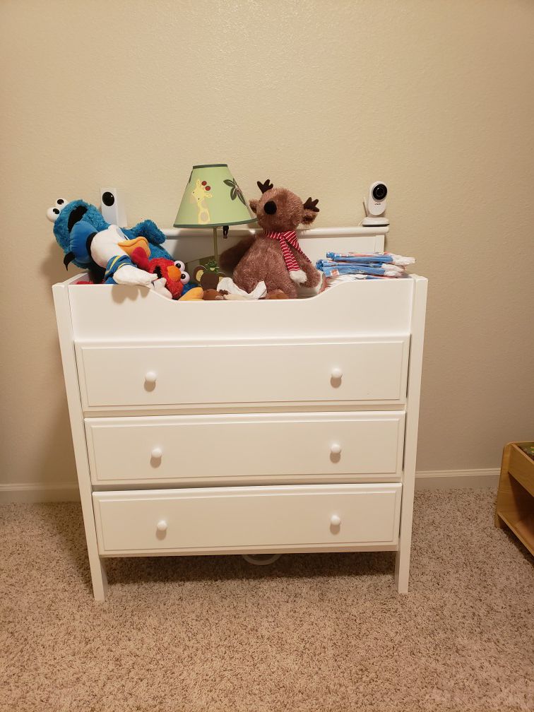 Graco convertible crib and diaper changing dresser