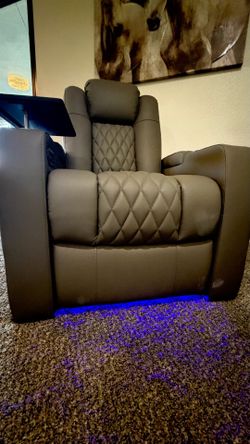 Comfortable zero gravity reclining theater chair