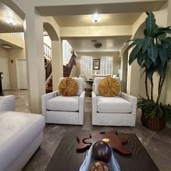 Beautiful set of two Henredon swivel accent chairs in excellent condition ( color beige )