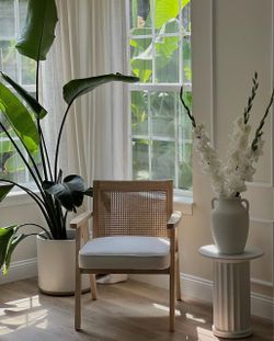 chair in like-new condition