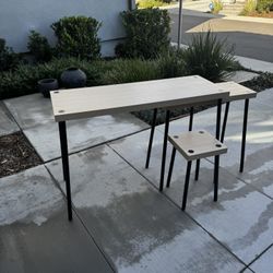 Table W/Extension & 2 stools 