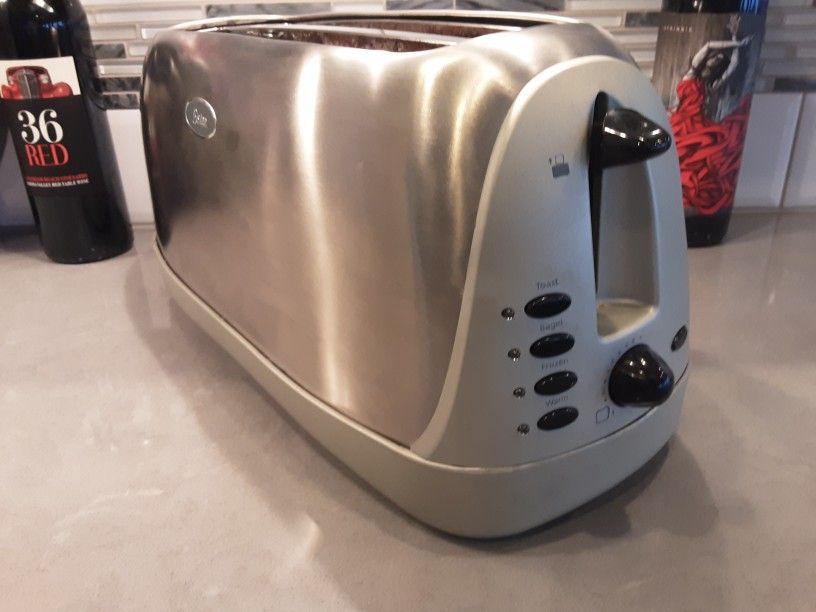   OSTER Four Slice Toaster.    Toast Waffles Bagels.    Like New Conditionp