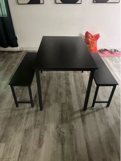 Small black table W 48 L 29 H29