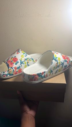 Women’s Nike calm slides print