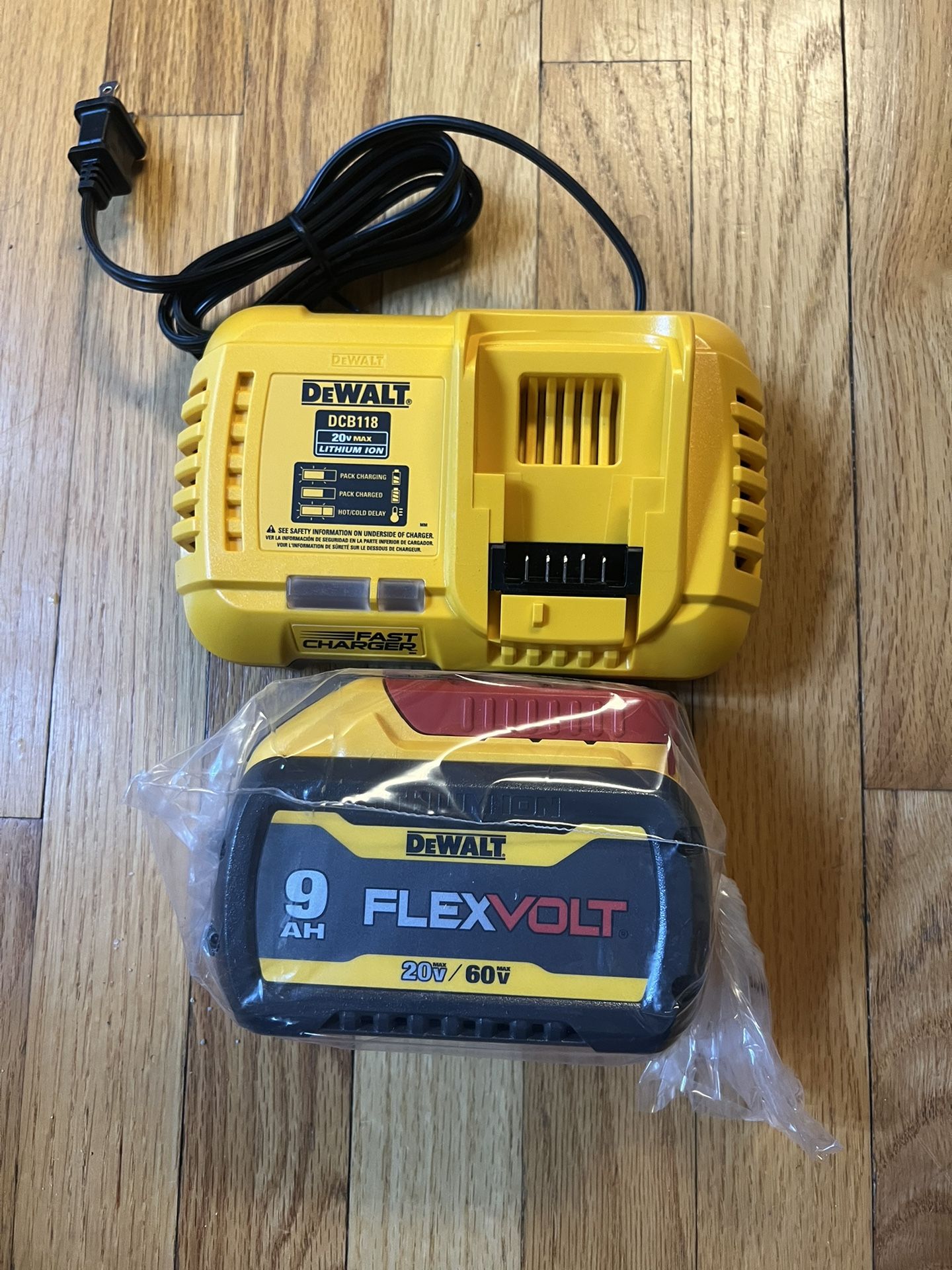 Dewalt 20V /60V Flexvolt 9.0Ah battery and Rapid Charger ( New)