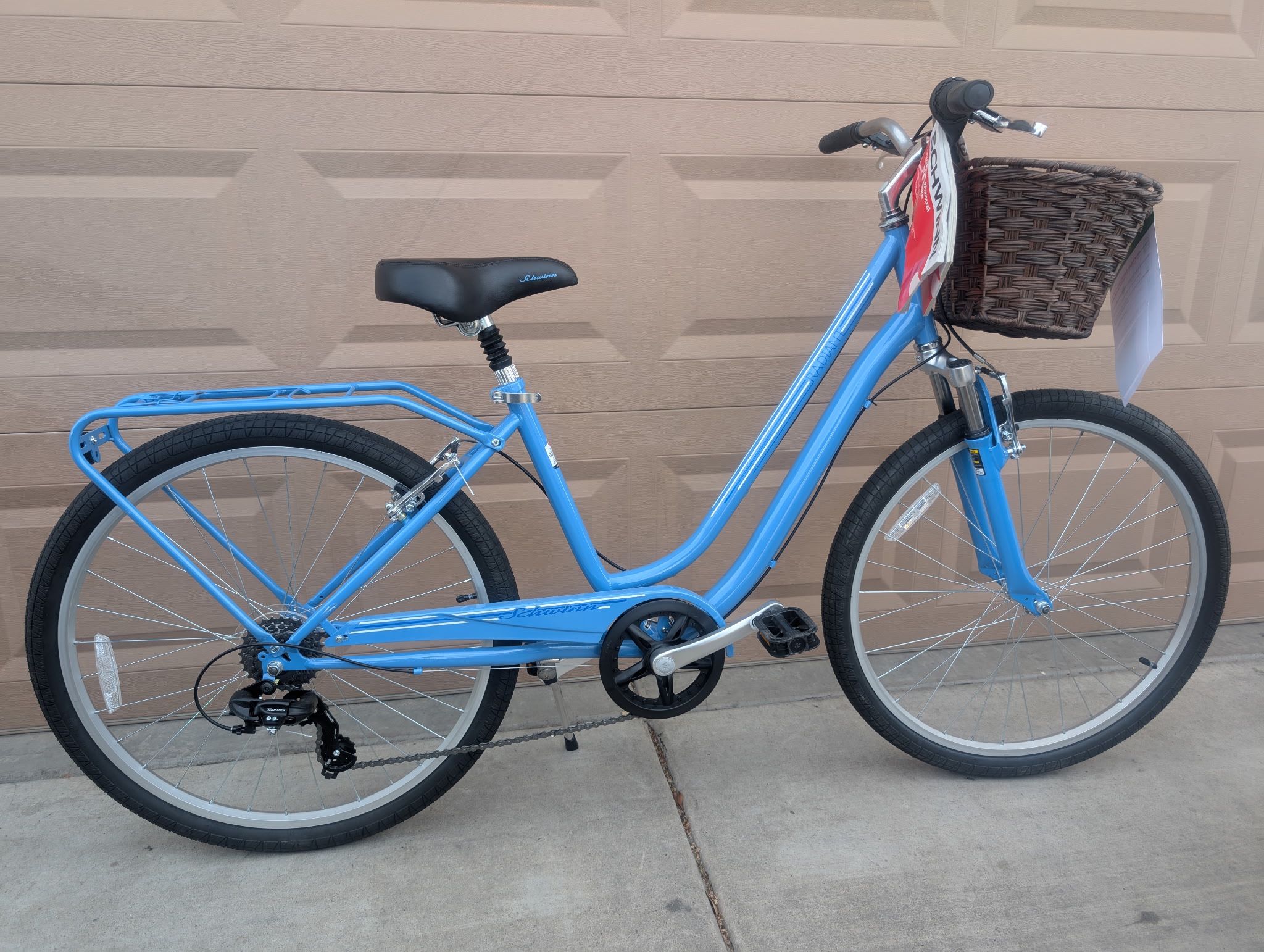 26" SCHWINN RADIANT WOMENS HYBRID BIKE. 7 speeds New with tags.
