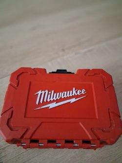 Este es un kit de sierras copa bi-metálicas Milwaukee Hole Dozer.El estuche de transporte es rojo característico de la marca y organiza varias sierras