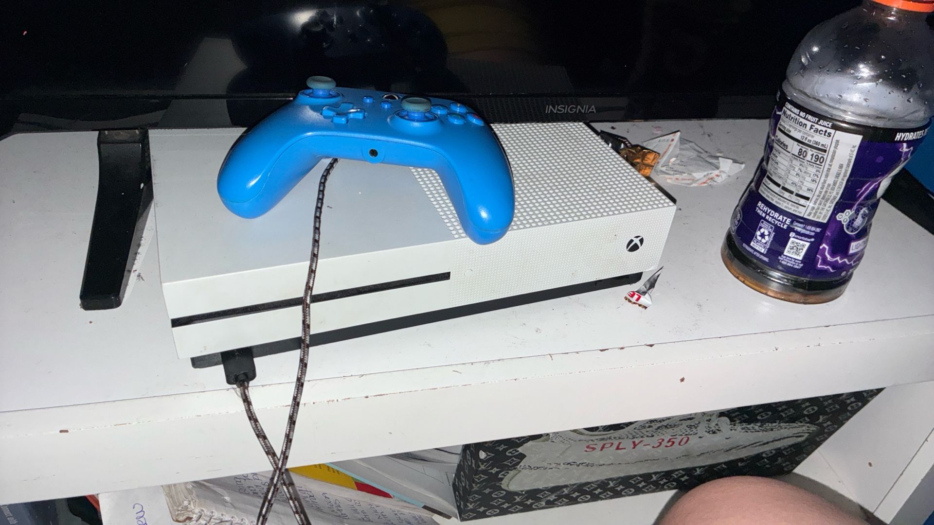 Xbox One Works Perfect Come With Controller And A Bunch Of Games On It 