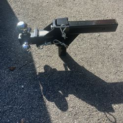 Adjustable Trailer Hitch With 3 Balls. 