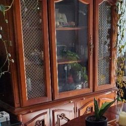 Beautiful Vintage French Provincial China Cabinet (Lighted)