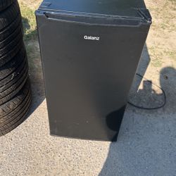 Mini Fridge W Freezer 