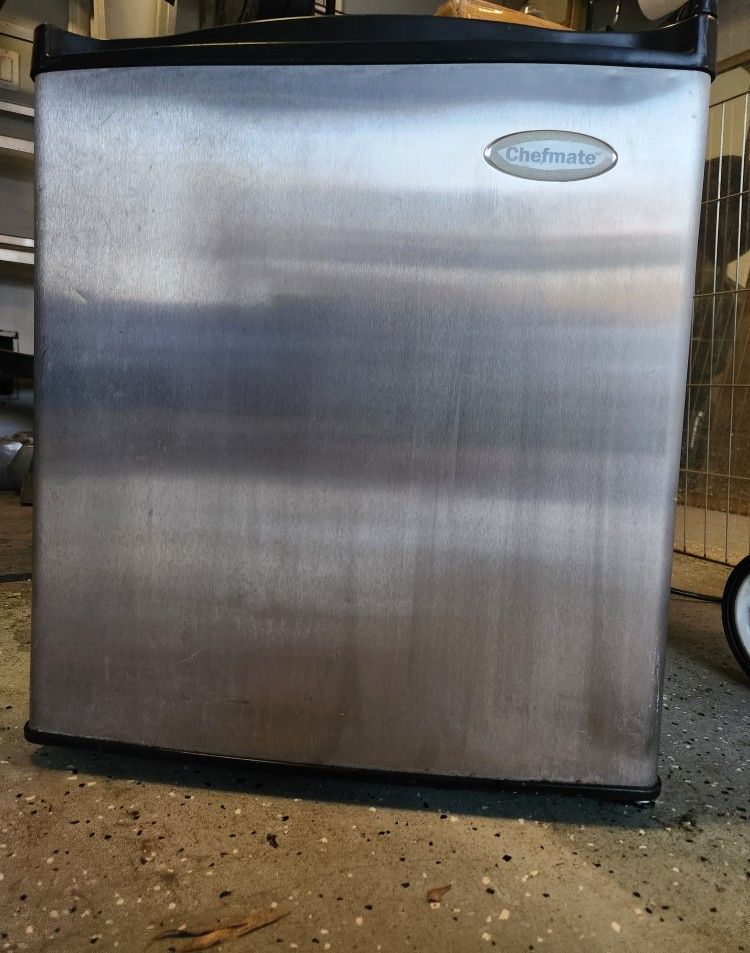 Chefmate Mini Refrigerator Stainless Steel & Black