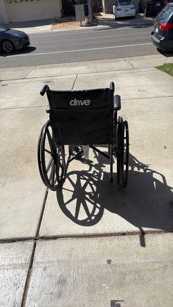 Drive wheelchair super light excellent condition easy to fold in curry. The leg is adjustable goes up and down