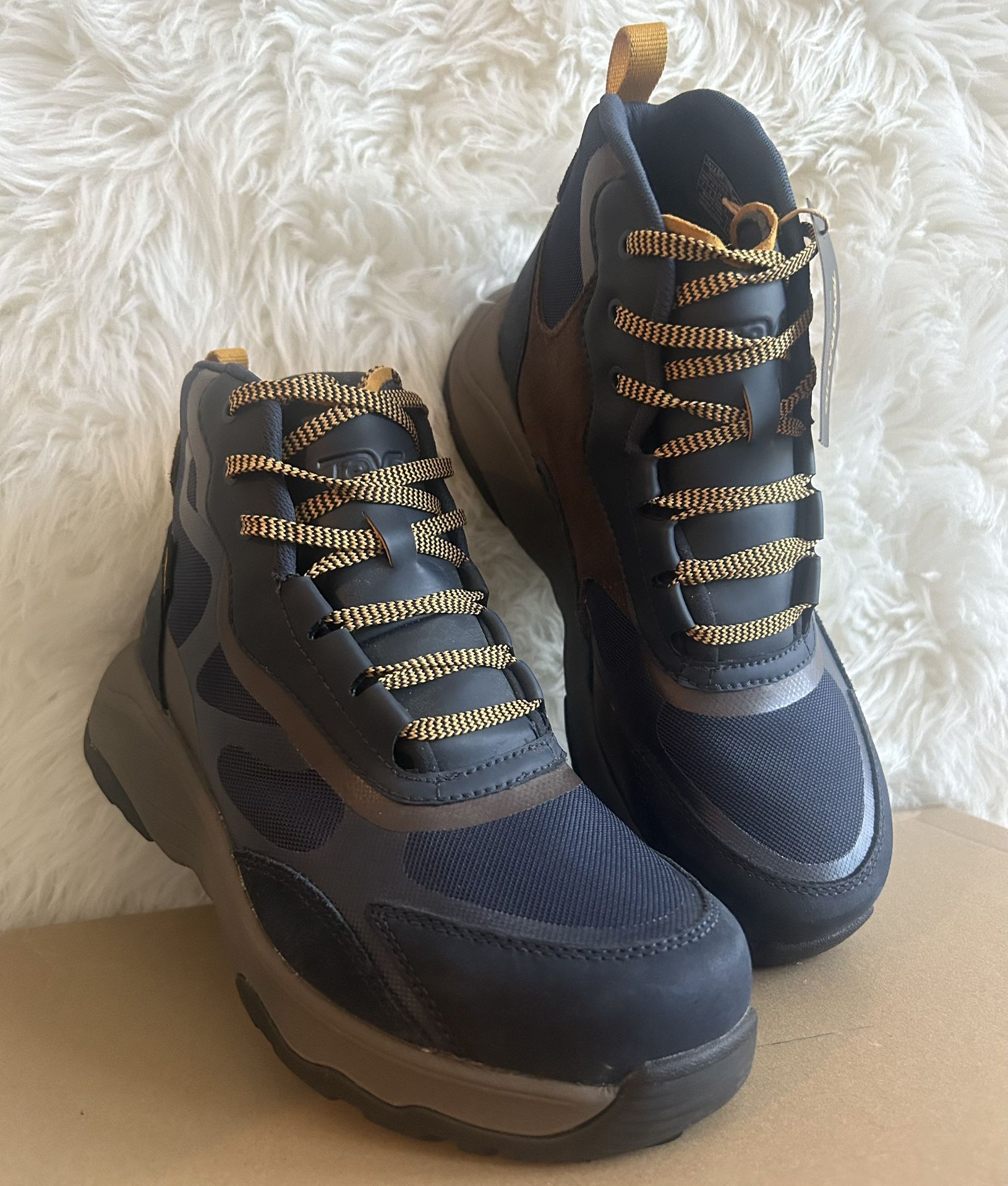 Botas De Trabajo,marca Ugg Y Teva ,super Cómodas ,resistentes A El Agua