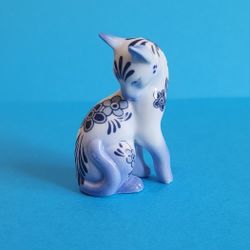 The Franklin Mint Curio Cabinet Cat Collection 1986 Delft Blue & White Porcelain.

