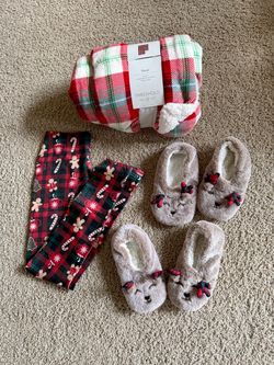 Bundle lot new Christmas holiday gift, blanket, leggings and slipper socks