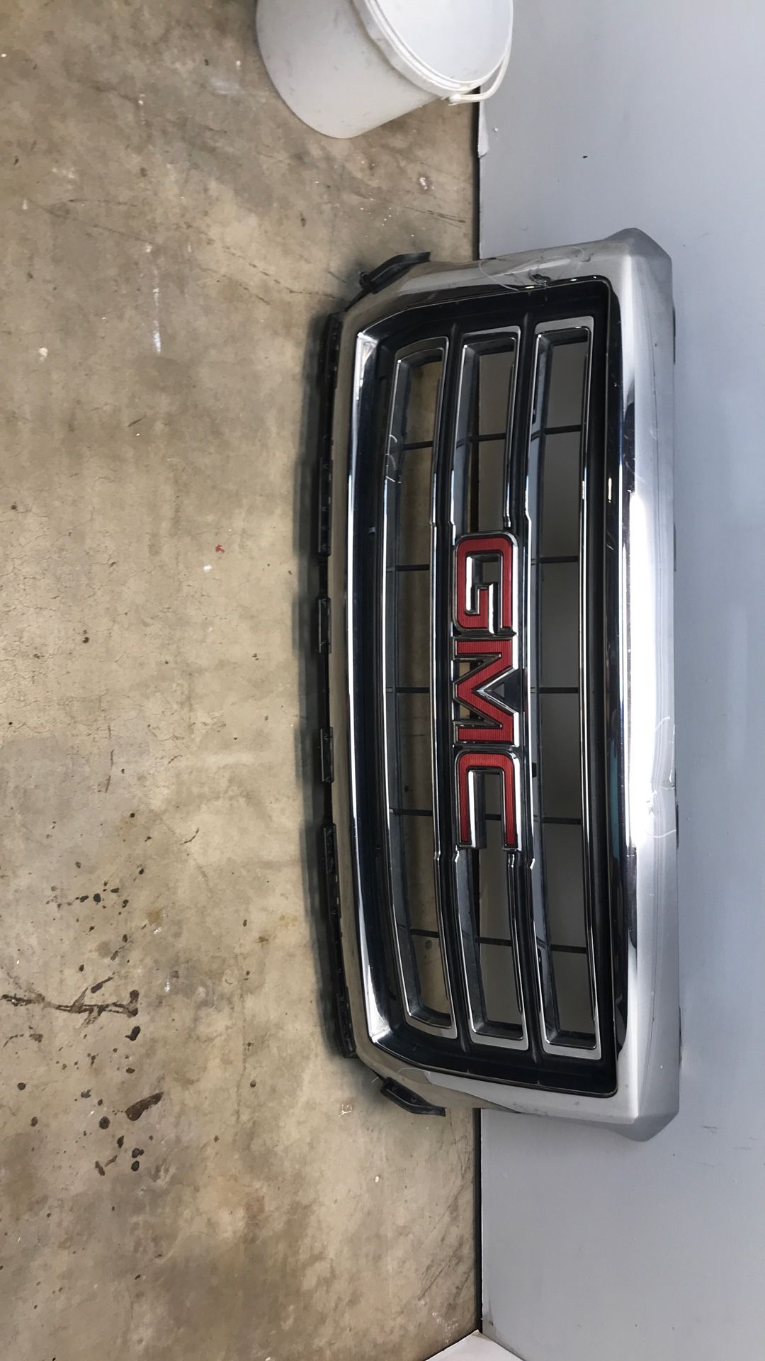 2014-2015 GMC SIERRA 1500 SLE FRONT GRILLE WITH EMBLEM USED