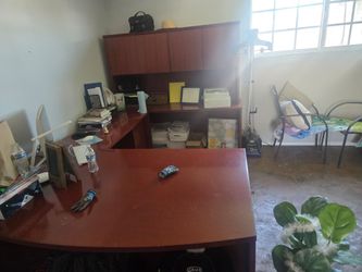 L shape desk with Hutch