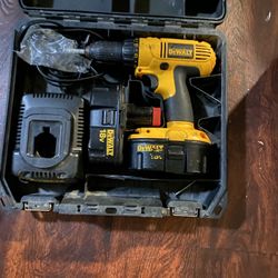 Dewalt Drill With Battery En Charger