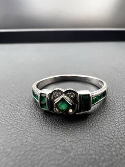 14k white gold ring with Green gemstones. Weight: 2.2g, size: 7.75.
