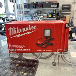 Milwaukee M18 ROVER Clamping Flood Light 2000 Lumens
