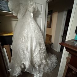 Vintage wedding dress I can’t find the size on it