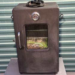 #2796 SMOKY MOUNTAIN ELECTRIC SMOKER. The lock is damaged, see photos.