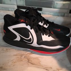 Kyrie 5 Bred Size 9 NEW