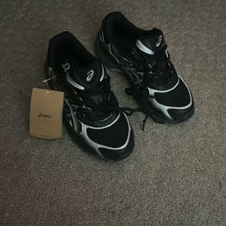 asics black and white size 7