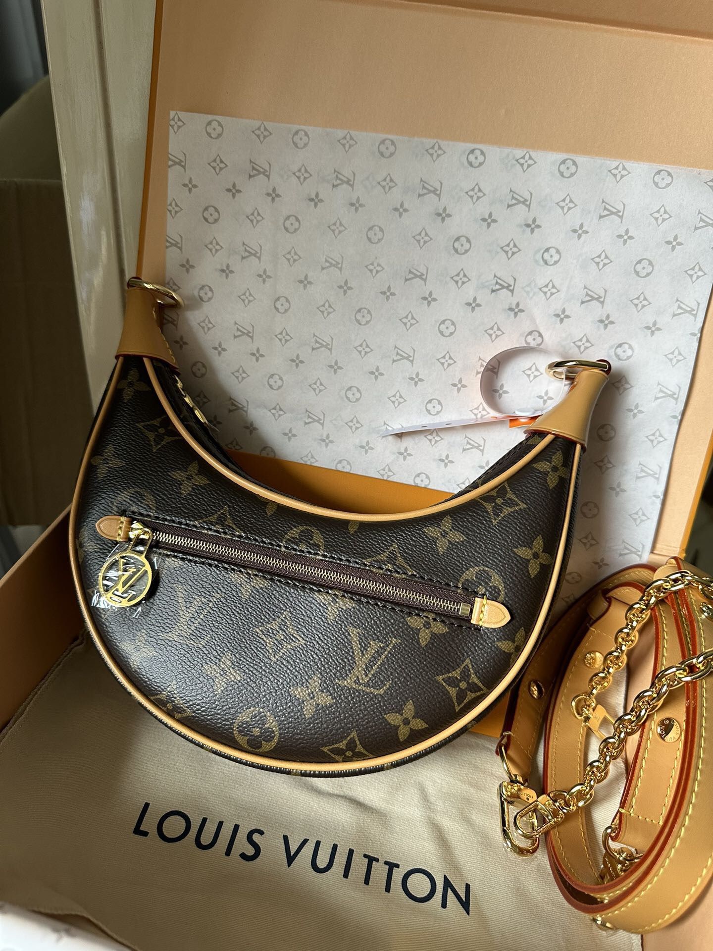 Classic women's shoulder bag