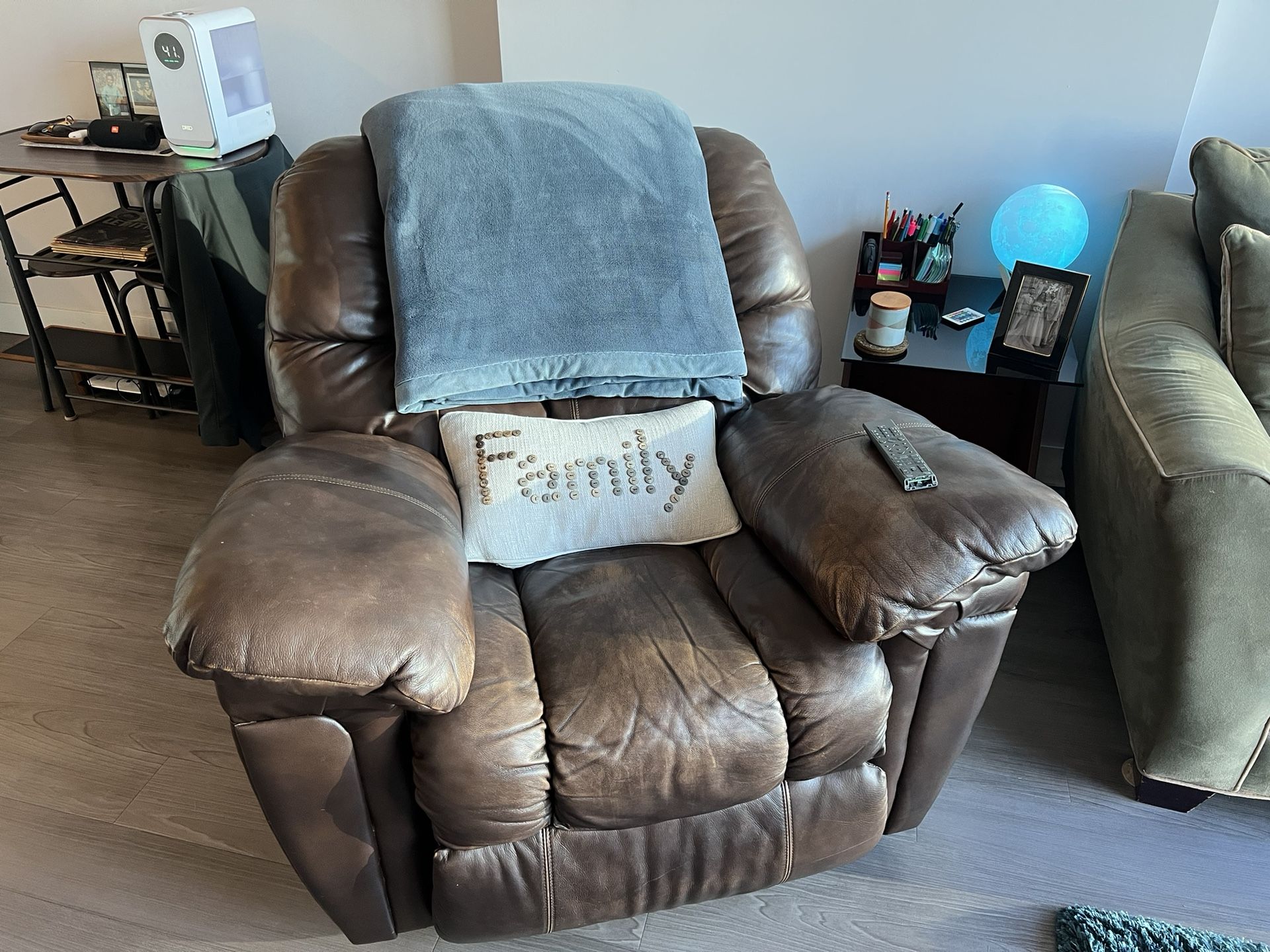 Brown Leather Recliner – Excellent Condition, Ultra Comfortable