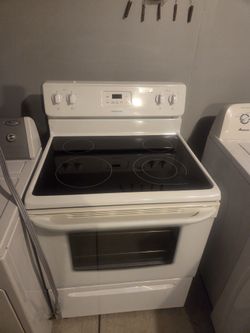 Smoothtop Frigidaire (Only One Year Old)