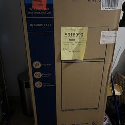 Refrigerator Frigidaire 18.3-cu ft Standard-Depth 30-in Wide Top-Freezer ( White )