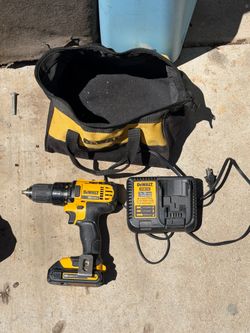 Dewalt 20v max drill kit with charger and bag
