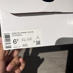 Jordan 1 Low SE Hydrogen Blue Sail Size 6.5 in women’s