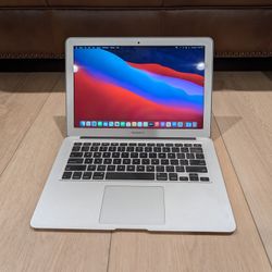 Excellent Conditon Apple Mac Book Air 13 Inch SSD Thin Runs Fast