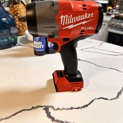 📌Milwaukee m18 FUEL 18V Lithium-Ion Brushless Cordless 1/2 in. Impact Wrench👉1600 libras de torque
