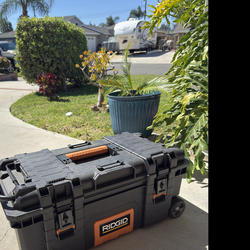 Rigid roller tool box