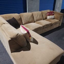Beautiful sectional couch ๐๏ธ very clean