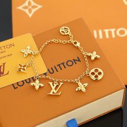 This is a classic versatile bracelet.