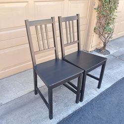 Set of black chairs