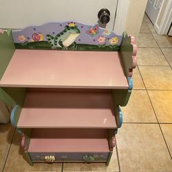 Childrens bookself 