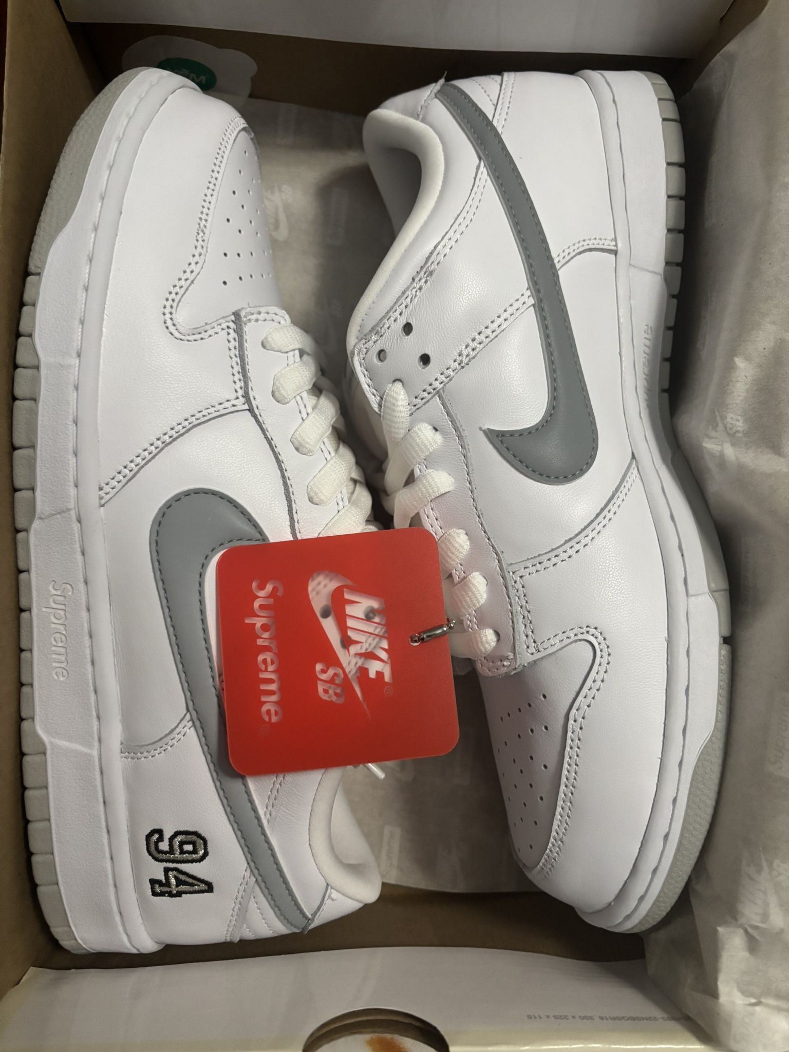 Nike sb dunk supreme white metallic